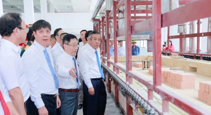 清化省当局参观了该工厂的生产线。 (照片:乐海)