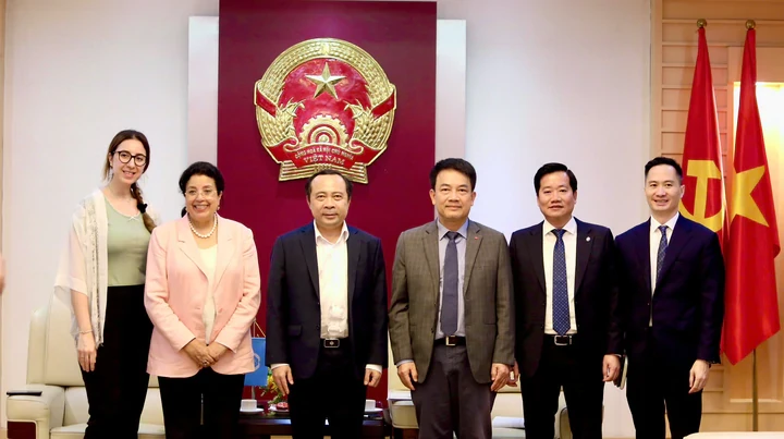 7月9日,科技部部长武海泉(左三)会见国际原子能机构副总干事纳贾特·莫赫塔尔女士(左二)。(图片mst.gov.vn)