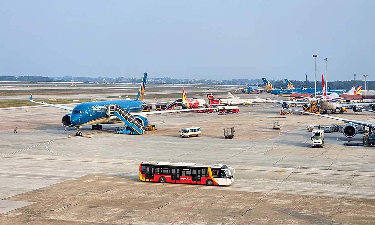 由于燃油和外汇风险迫在眉睫,航空公司采取防御立场