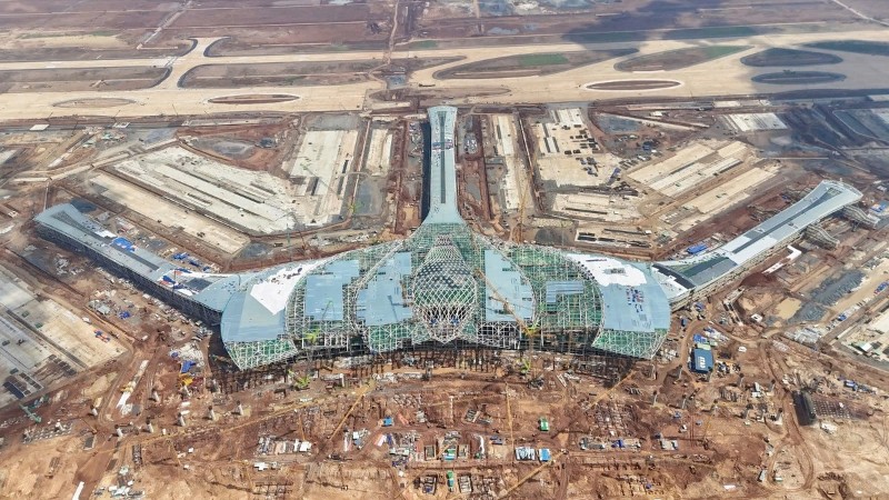 龙城国际机场施工现场一景。