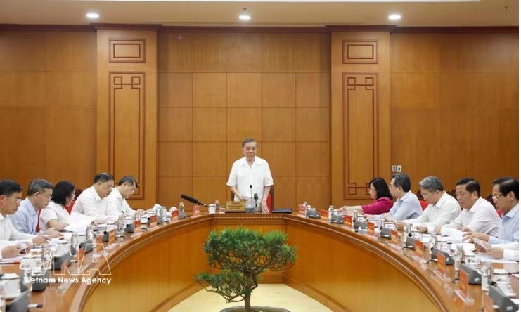 越共总书记、国家主席苏林与政府党委和有关部委主持召开工作会议,讨论落实越共中央书记处2024年5月24日关于加强党对新形势下保障住房建设的领导的第34-CT/TW号指示。 (照片:越通社)