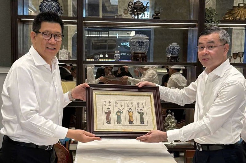 越南财政部长吴文俊(右)在会见泰国副总理兼财政部长埃克尼蒂·尼蒂坦普拉帕斯(Ekniti Nitithanprapas)时赠送纪念礼物。 (照片:越南财政部)