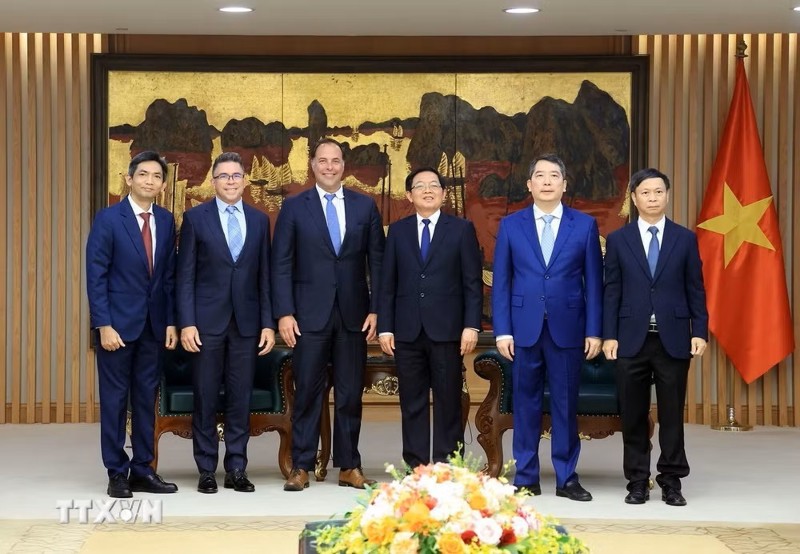 6月26日，越南政府副总理胡国勇（右三）接见相干公司代表团。-（图片来源：越通社）