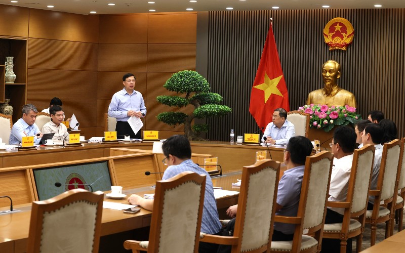 6月25日的会议重点讨论了指定河内市作为该市多个国家铁路项目管理机构的提案。 (照片:VGP)