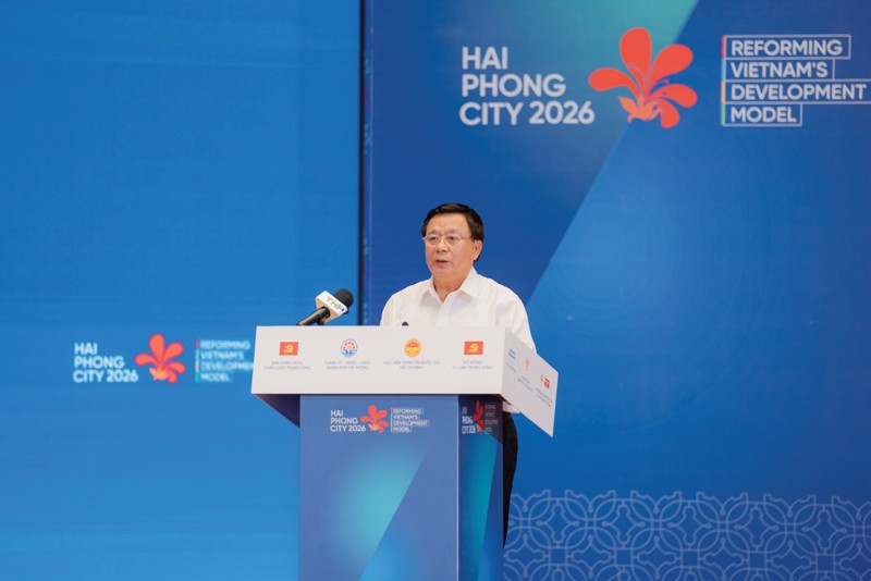 第十三届中央政治局委员、中央理论委员会主席阮春胜教授在会上讲话。 (照片:越南经济时报)
