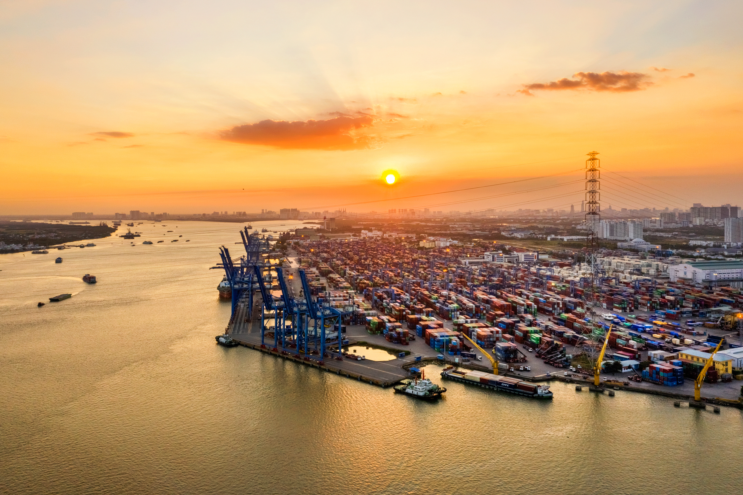 越南胡志明市中心 Cat Lai 集装箱港口的俯视图。照片:Hien Phung Thu/Shutterstock