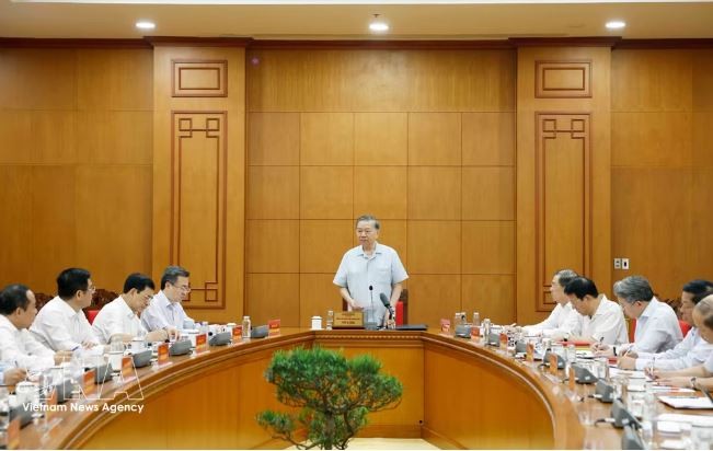 越共中央总书记、国家主席苏林6月8日在河内主持召开越共中央政策战略委员会及相关机构会议,审议第36-NQ/TW号决议。 (照片:越通社)