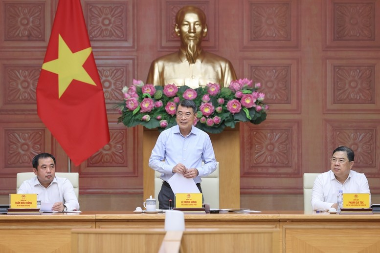 5月25日,越南政府总理黎明雄(中)与河内人民委员会和各部委主持召开工作会议,讨论首都租赁住房开发事宜。 - (照片:VGP)