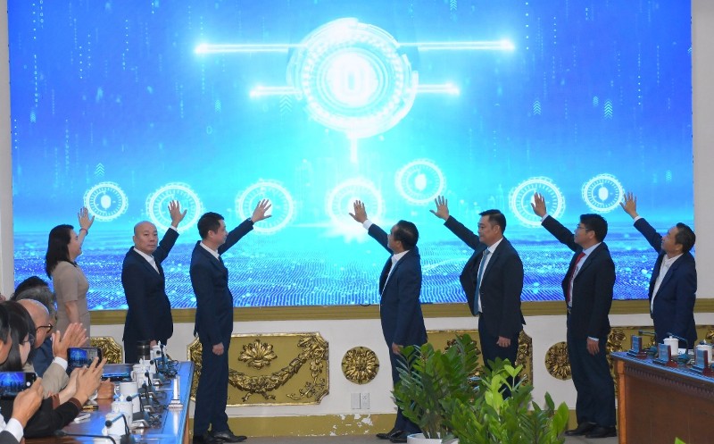 代表们举行胡志明市投资局启动仪式。