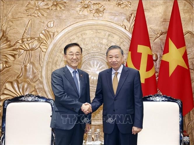 7月30日,越共中央总书记、国家主席苏林(右)在河内会见韩国国土交通部长官金润德。(图片来源:越通社)