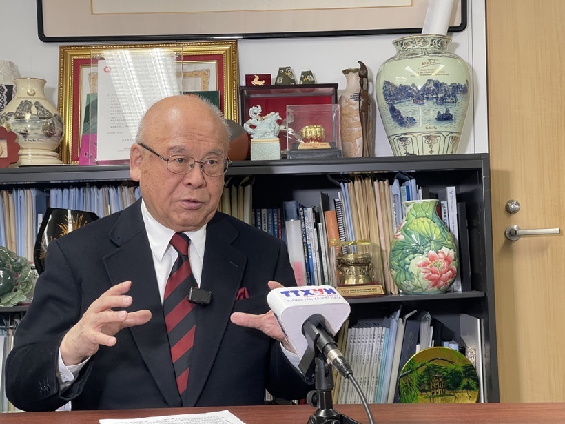 日本—越南议会友好联盟特别顾问、日本自民党前干事长武部勉接受越通社采访。 (照片:越通社)