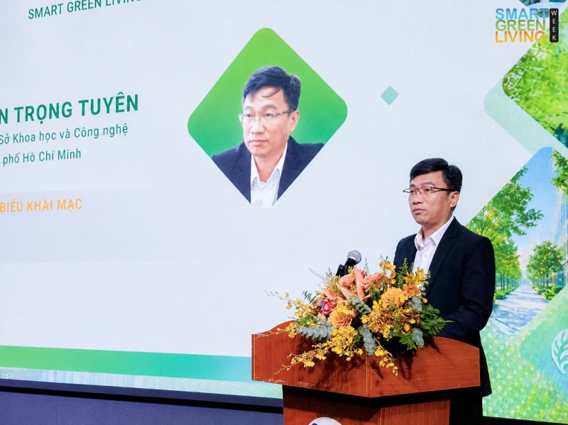 7月17日,胡志明市科技局副局长Tran Trong Tuyen先生在2026年智能绿色生活周上发表讲话。(照片:H.Vinh)