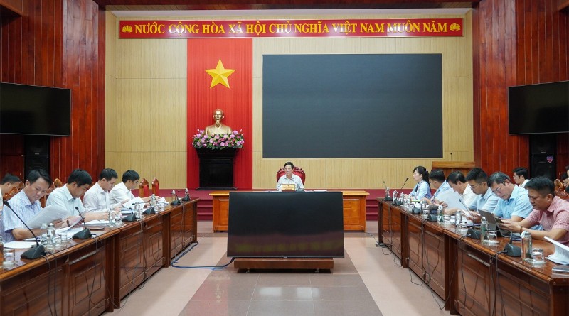 广治省人民委员会召开工作会议,解决长期拖延项目的困难和障碍。 (照片:麦英)