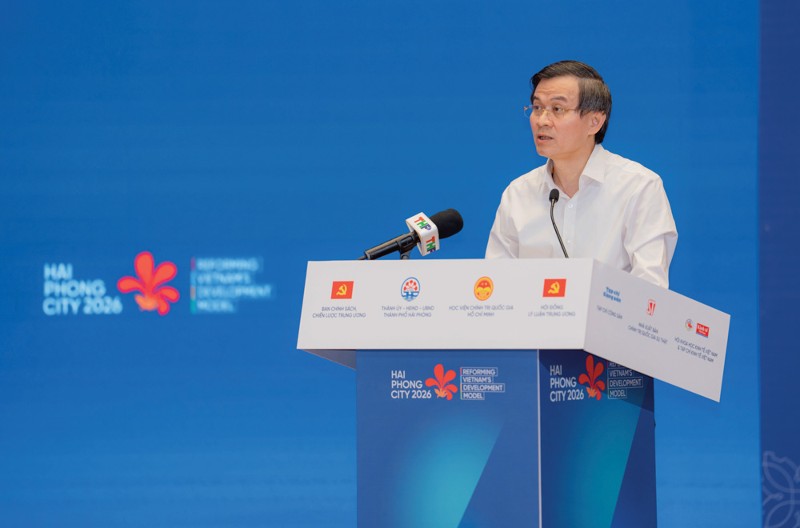 越共中央政治局委员、胡志明国家政治学院院长段明焕副教授在会上讲话。 (照片:越南经济时报)