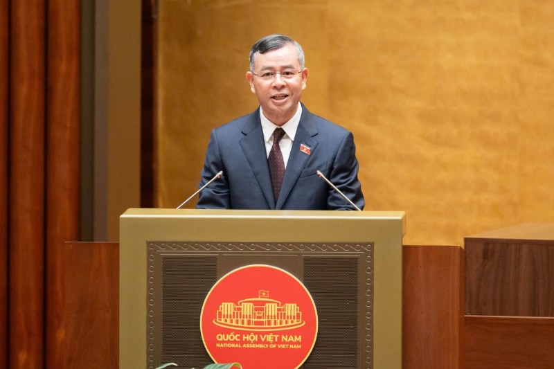 4月24日,财政部长吴文俊在第十六届国会第一次会议上发表讲话。