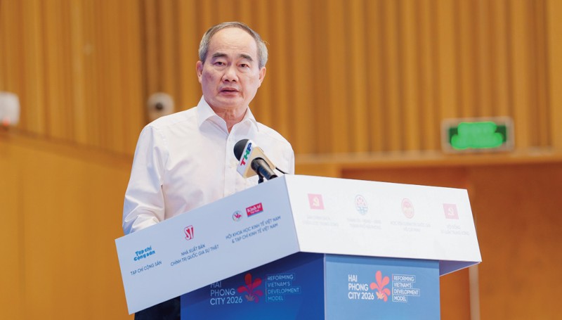 原中央政治局委员、原副总理阮善仁教授于5月26日在海防市举行的题为“基于科学、技术、创新和数字化转型的越南发展模式改革”的全国科学会议上发表讲话。 (照片:越南经济时报)