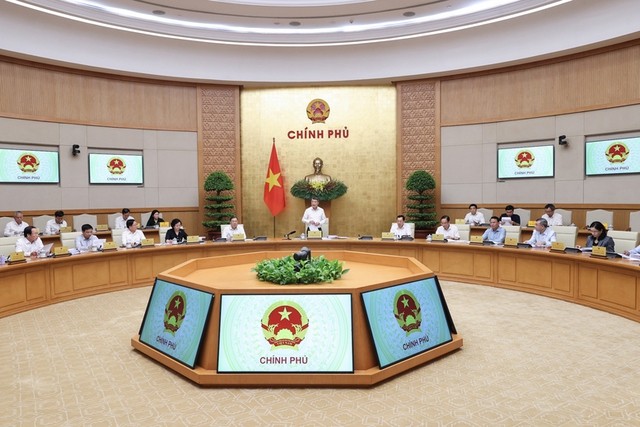 2026年6月3日,越南政府总理黎明雄(站立)在河内主持内阁会议。(图片来源:VGP)