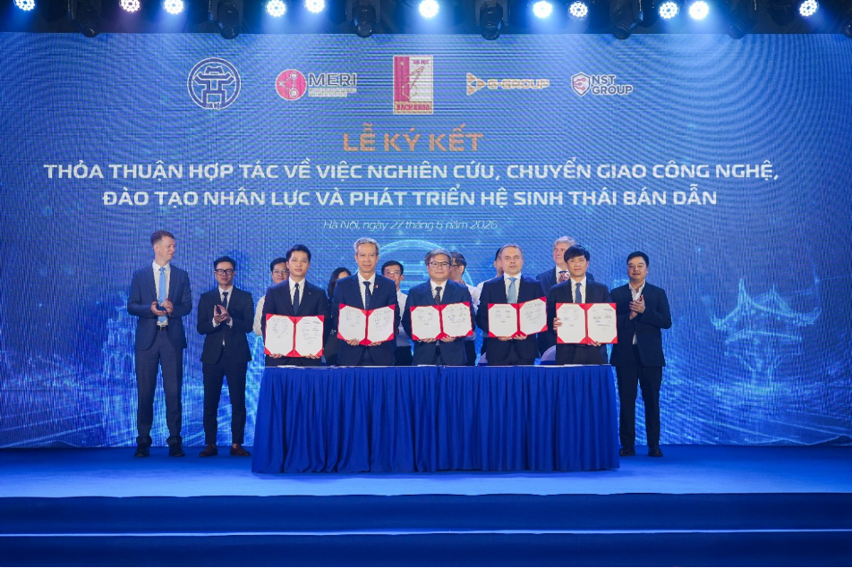 河内市人民委员会副主席张越勇与合作机构和企业代表共同出席签字仪式。
