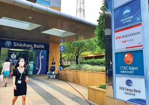 韩国银行全力扩张