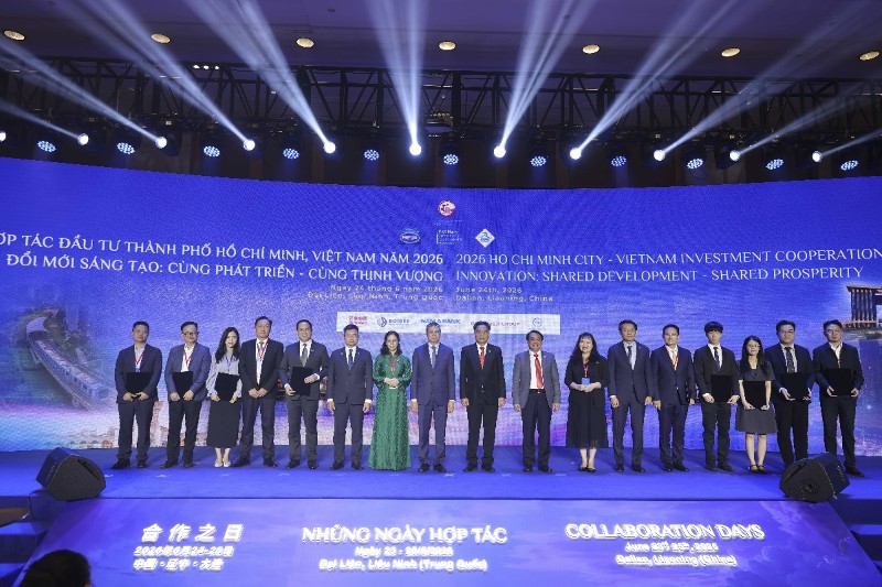 代表们在胡志明市主办的“合作日”系列活动中合影留念。