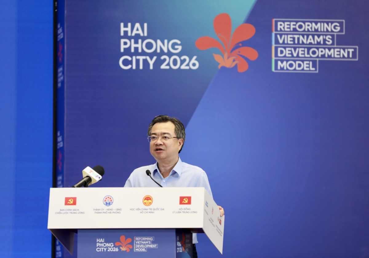 越共中央政治局委员、中央书记处书记、中央政策和战略委员会主任阮青毅在会上讲话。 -(照片:越勇)