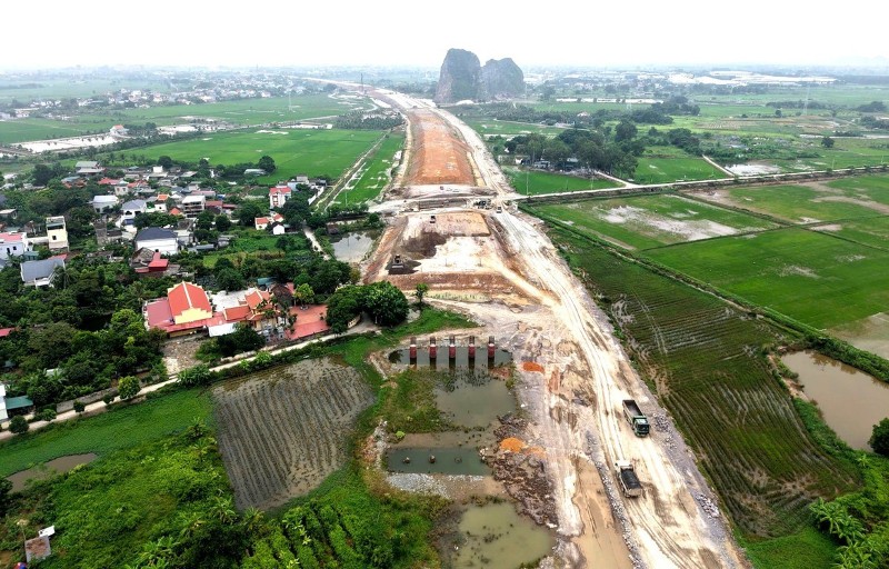 建设贯穿宁平省的高速公路段。 (照片:田英)