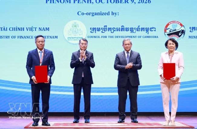 Le Minh Hung总理与柬埔寨首相洪马内见证两国企业交换合作协议(图片来源:越通社)