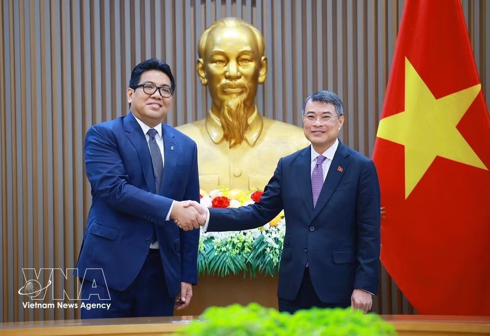 10月16日,越南总理黎明雄(右)在河内会见马来西亚国家石油公司总裁兼集团首席执行官东姑·穆罕默德·陶菲克(Tengku Muhammad Taufik)。(图片来源:越通社)