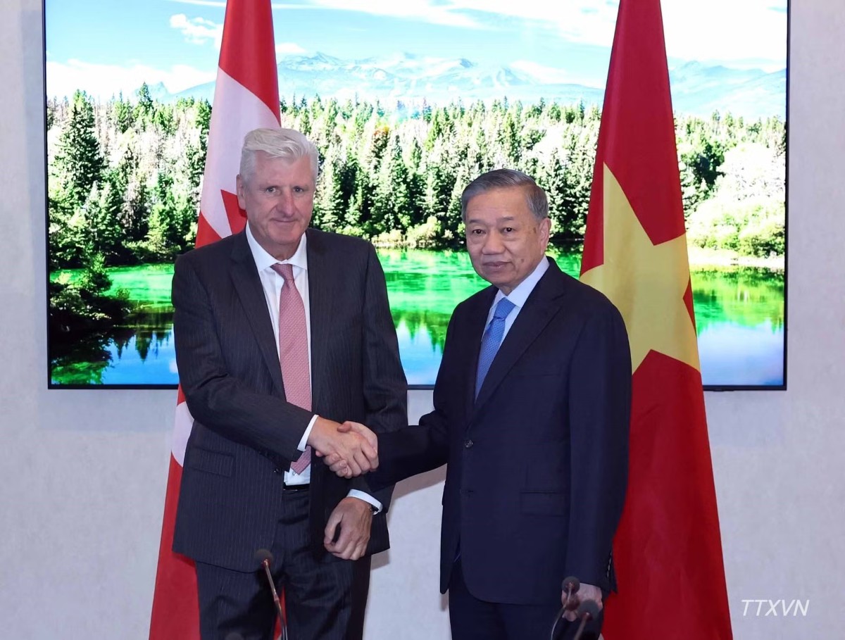 当地时间9月25日,越共中央总书记、国家主席苏林(右)在加拿大会见AtkinsRéalis公司总裁兼首席执行官Ian L. Edwards(图片来源:越通社)