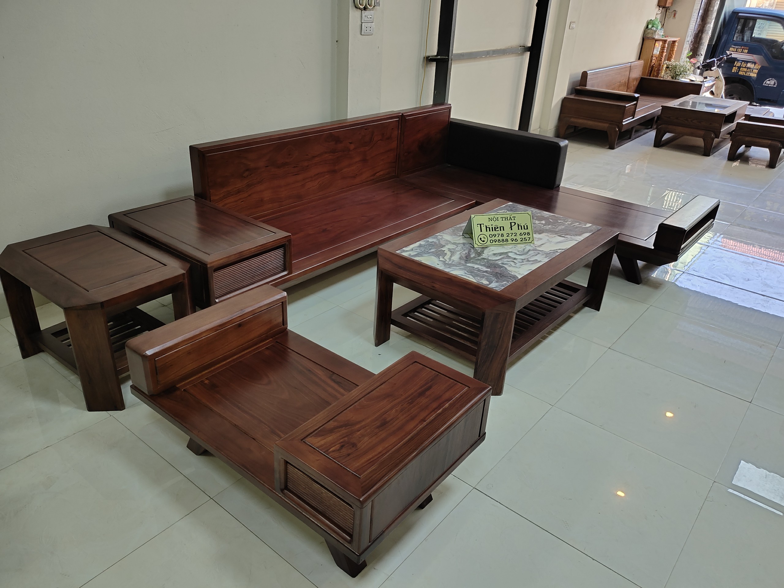 Bàn ghế sản xuất tại xưởng