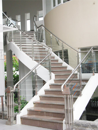 Cầu thang kính