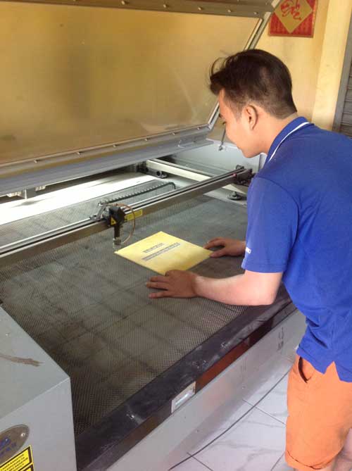 Máy khắc bản laser