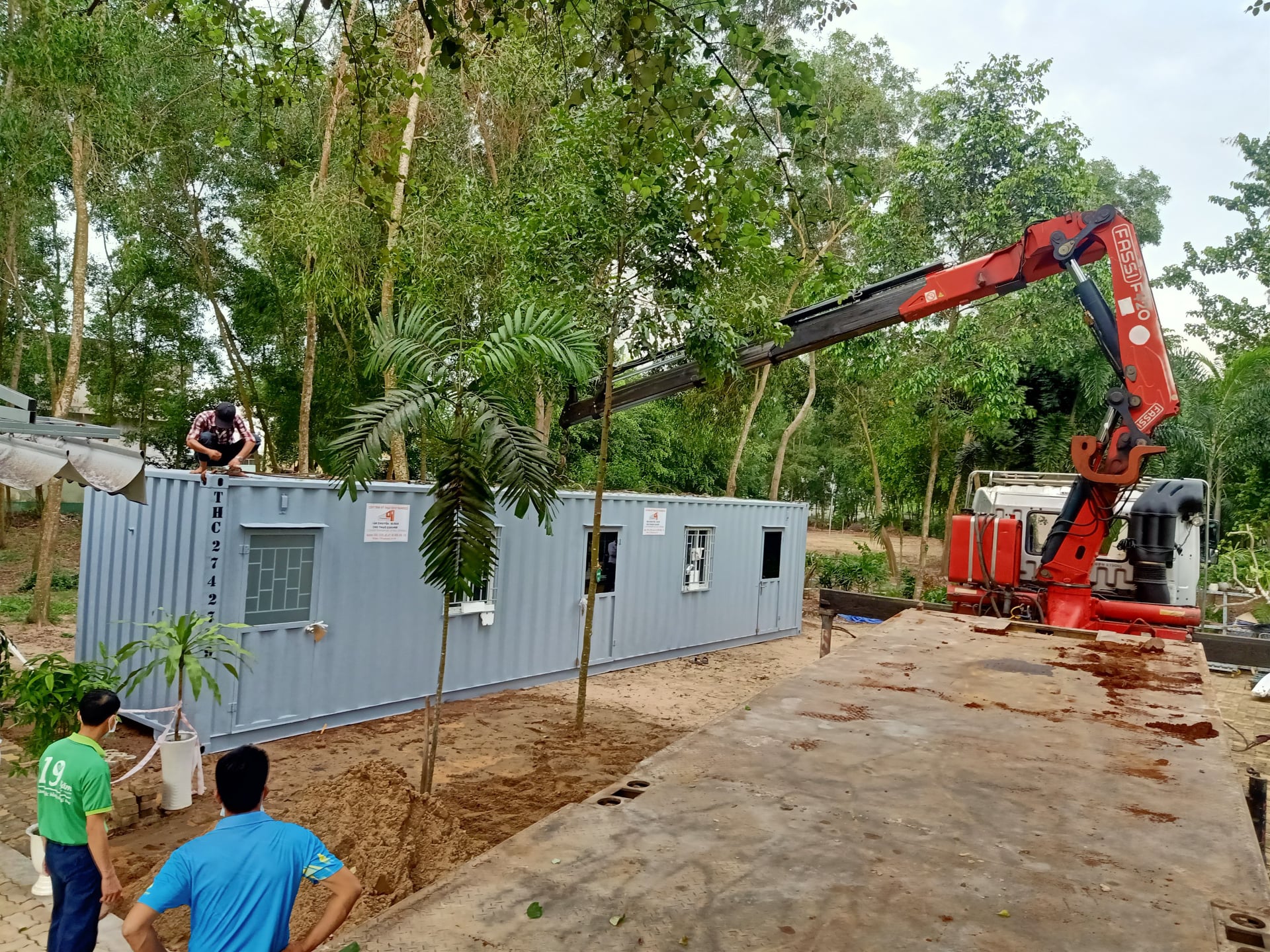 Dịch vụ thi công, cẩu hạ Container