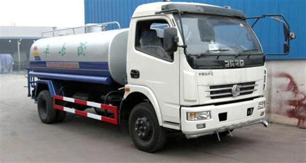 Xe phun nước rửa đường
