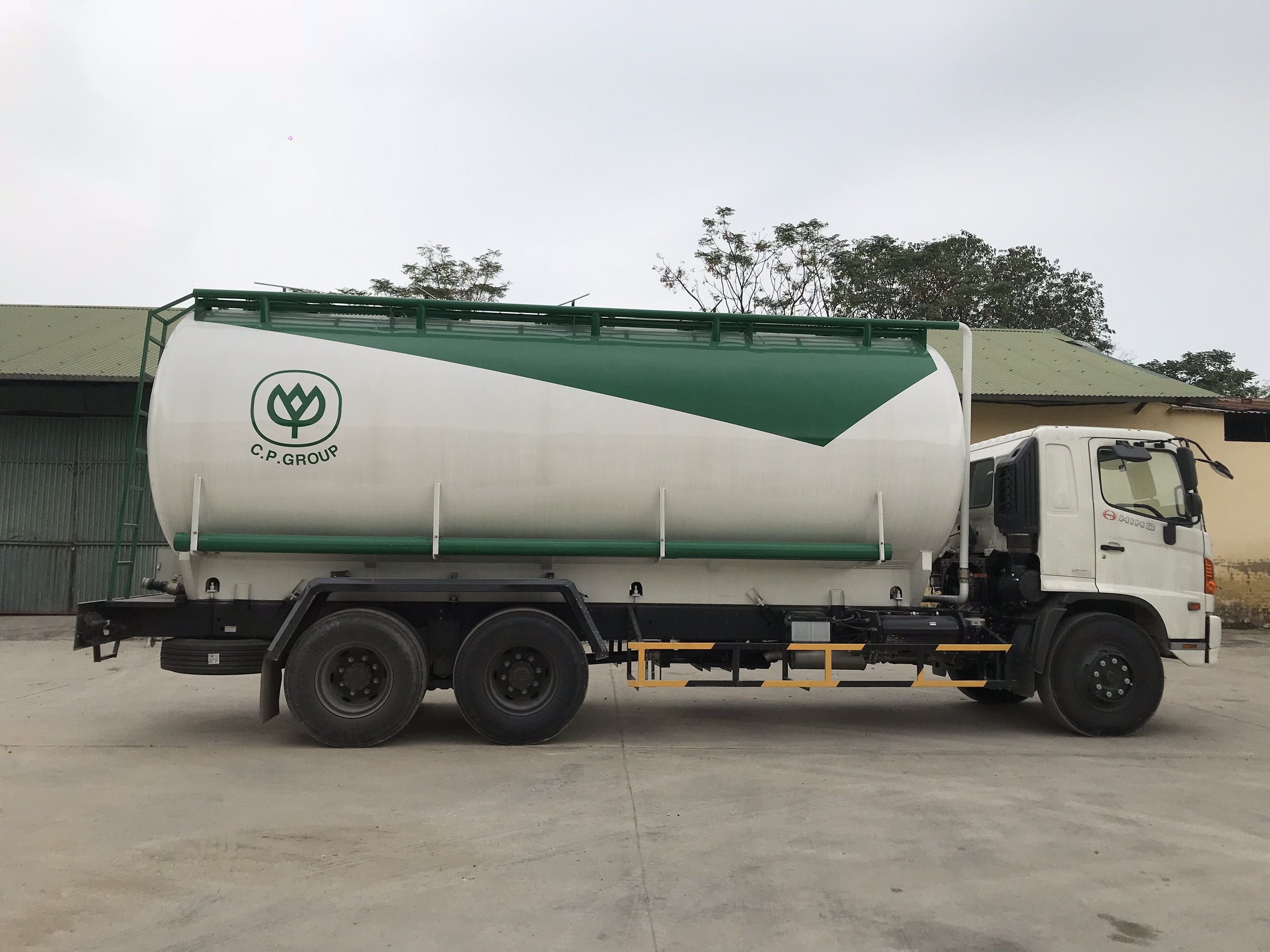 Xe bồn chở thức ăn gia súc