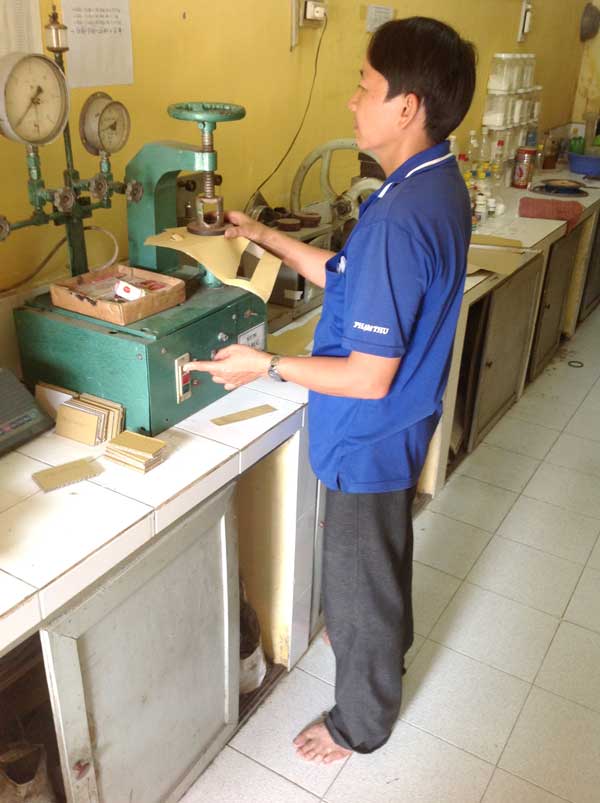 Máy đo độ bục mẫu giấy
