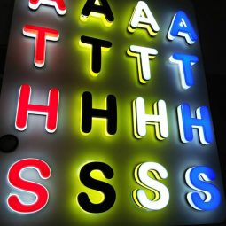 Chữ hộp mica gắn Led
