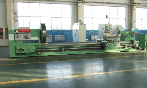 Máy tiện công suất lớn