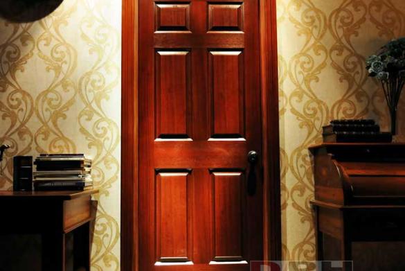 Cửa gỗ Veneer lau đỏ