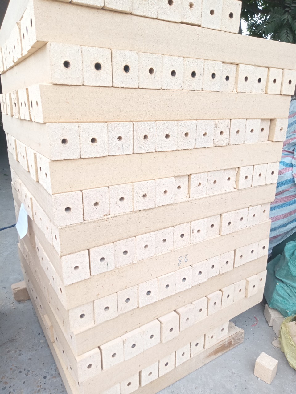 Chân cục mùn, Chân đế pallet