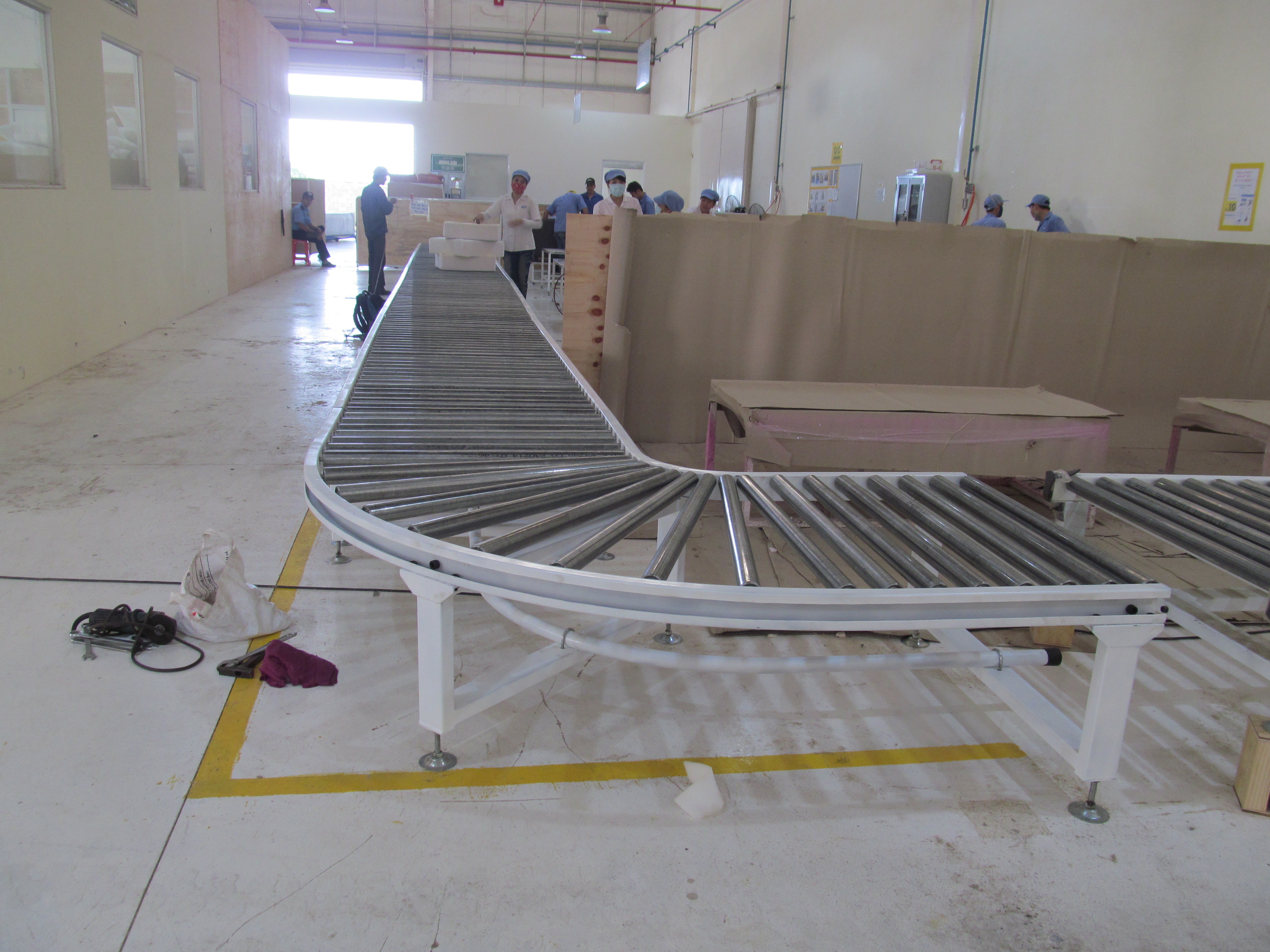 Băng tải con lăn vuông 90 độ