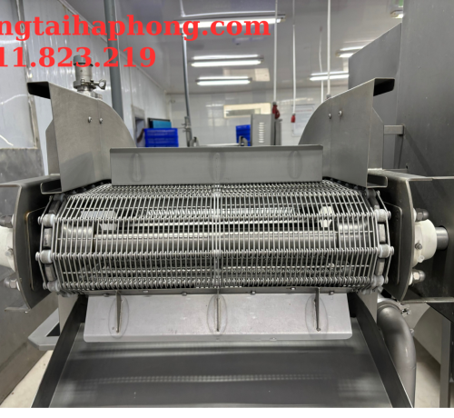 Băng tải lưới inox chạy bằng xích biên