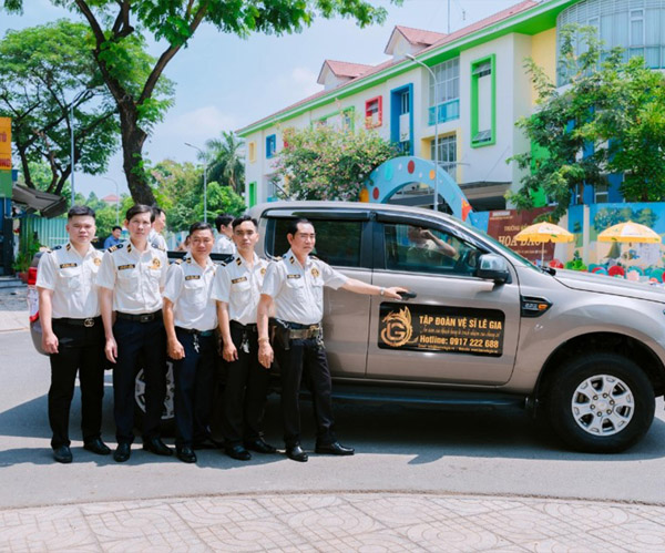 Bảo vệ kiêm tài xế