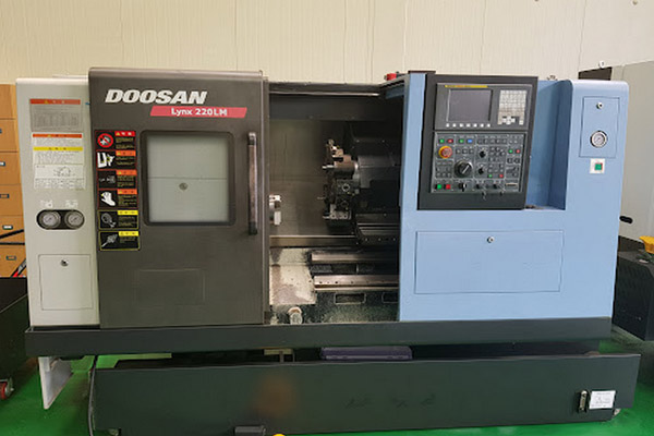 Máy tiện CNC Doosan Lynx 220LM
