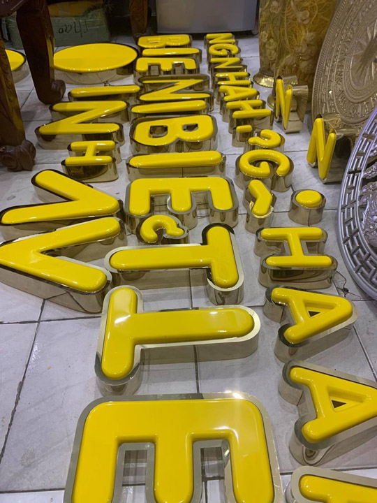 Chữ inox mặt mica hút nổi