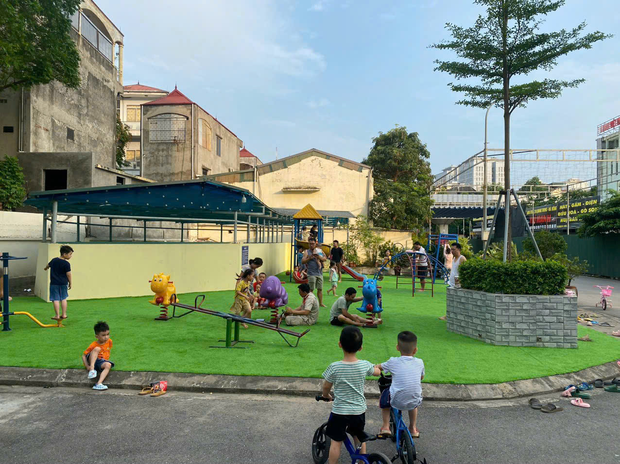 Cỏ nhân tạo sân trường