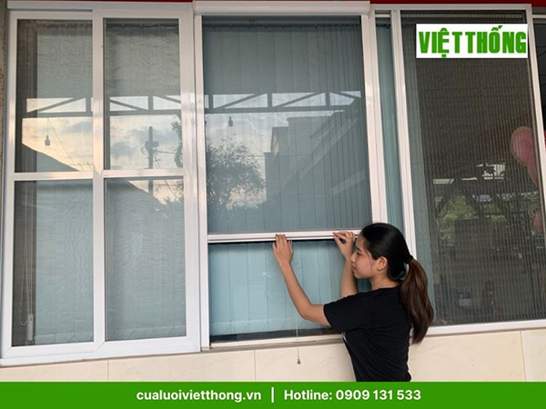 Cửa lưới chống muỗi tự cuốn màu trắng sứ