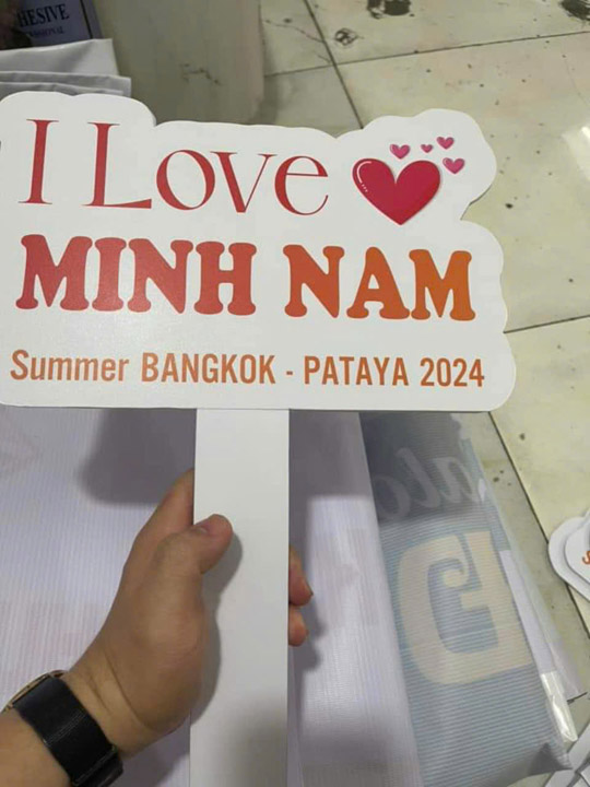 In hashtag cầm tay