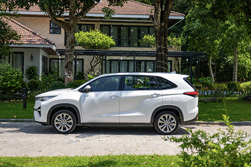 Xe Toyota Innova Cross