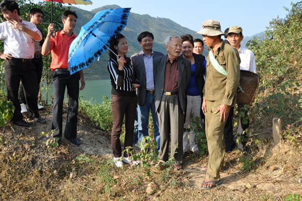 Lãnh đạo khảo sát vùng trồng bông